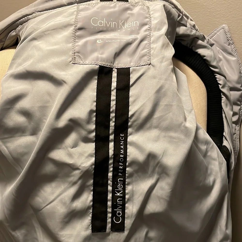 Calvin Klein performance puffer vest jacket in Ice - Picture 7 of 9